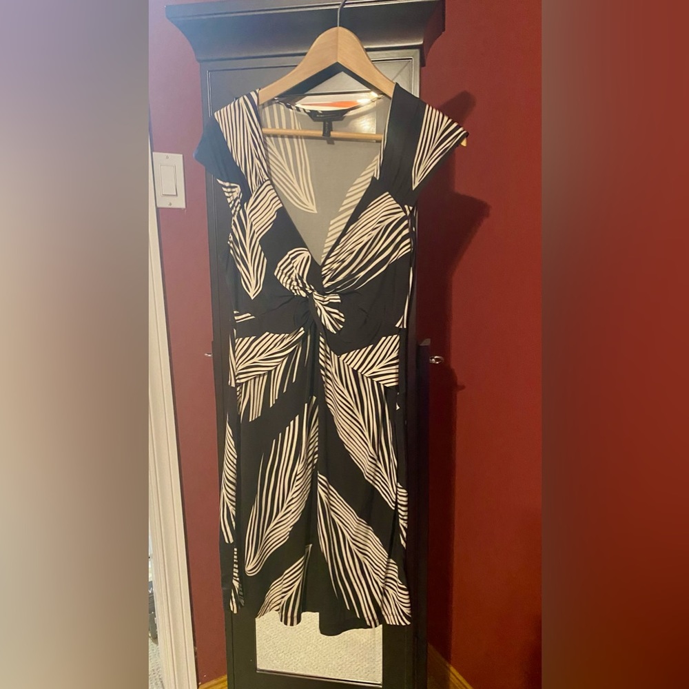 BCBGMAXAZRIA Floral/Leaf Design Medium Size